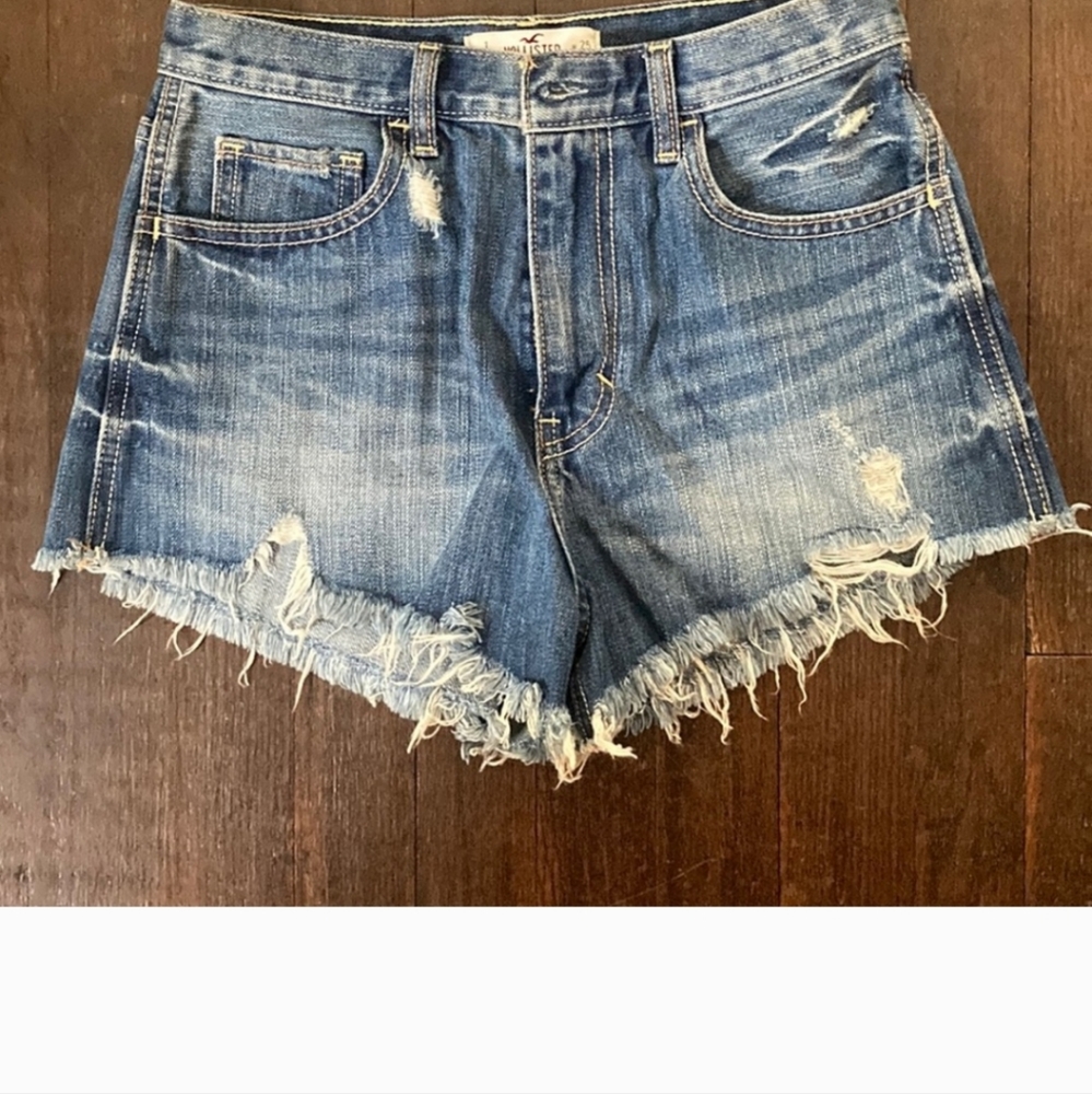 NWOT Hollister Distressed High Waisted Shorts 25in